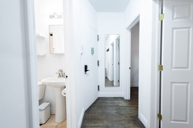 Building Photo - 1435-2 3 Bedrooms 2 Bath W/D UES