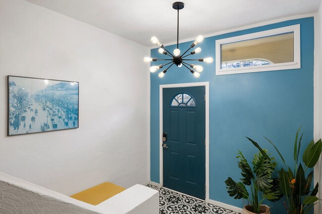 Foto del edificio - UPDATED LARGE BRIGHT 1800sf 3BR/2BA/1GR In...