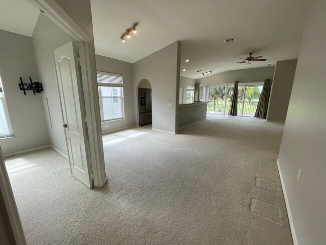 Foto del edificio - ANNUAL RENTAL - HERITAGE GREENS - 2 BR + DEN /2 BATH! GOLF COURSE VIEWS!!