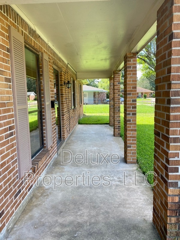 Building Photo - 1666 North Rosedale Drive