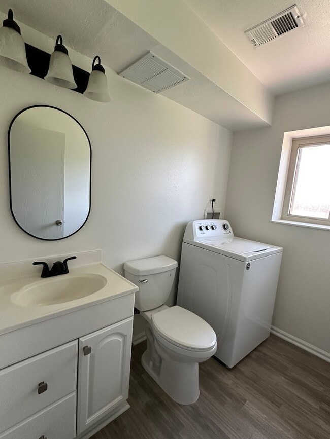 Foto del edificio - Spacious & Bright updated 3 bed 2 bath