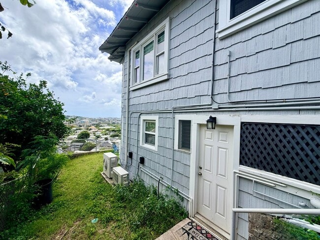 Photo - Remodeled studio residence with a panoramic view (Lower Manoa) House