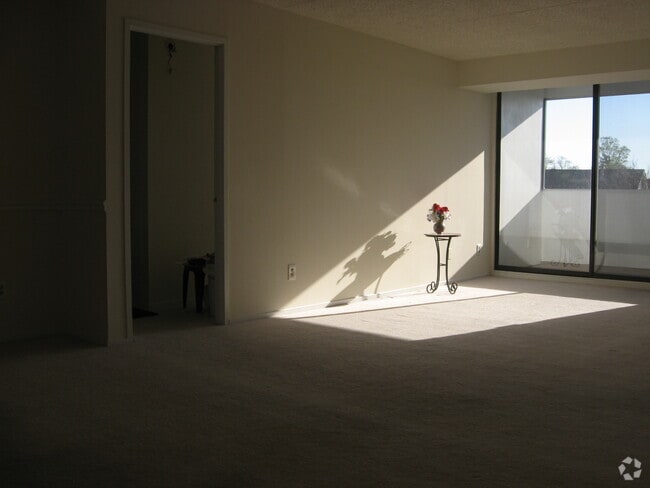 Building Photo - 5911 Edsall Rd., APT #705