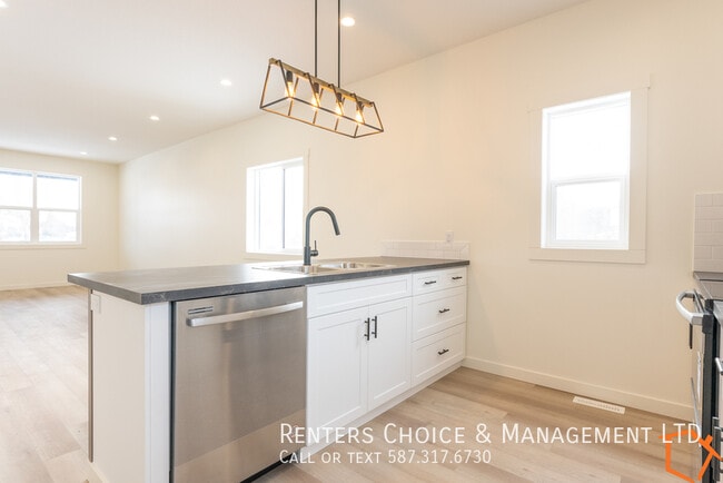 Building Photo - Newer Taber Townhouse Near Schools & Downt...