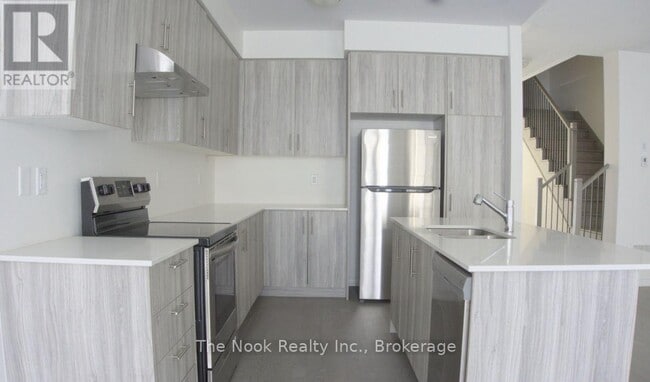 Building Photo - 26 Louise Cres