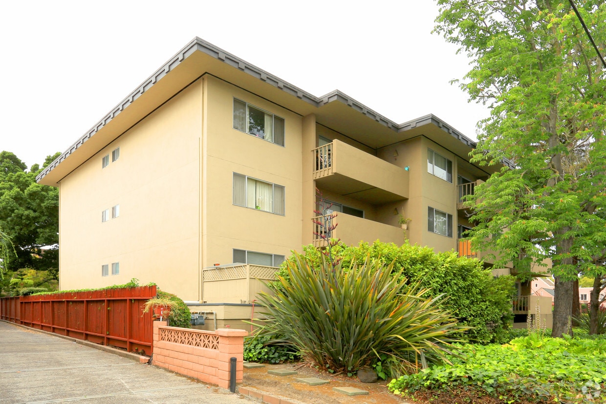 Building Photo - 1501 Chapin Ave