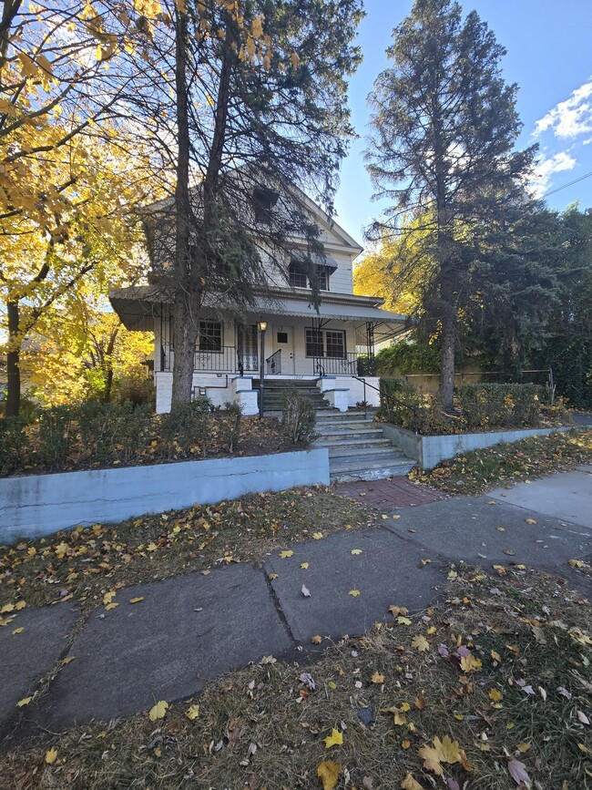 Building Photo - 1907 Cedar Ave