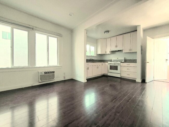 Kitchen - 960 S Kingsley Dr