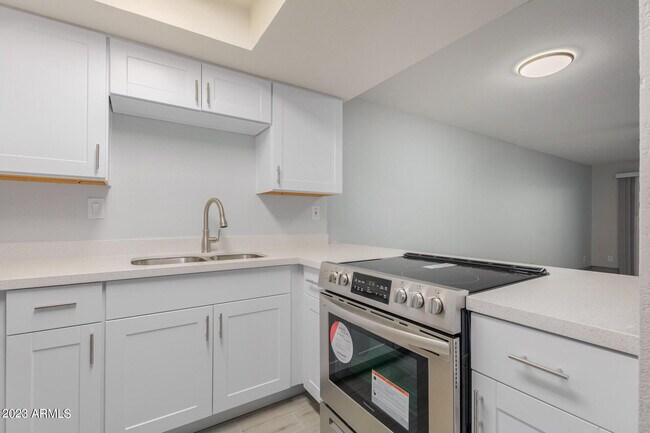 Building Photo - 11040 N 28th Dr