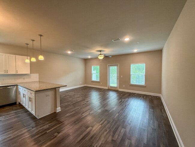 Building Photo - 3 Bedroom 2.5 Bath Townhouse with Community Pool!