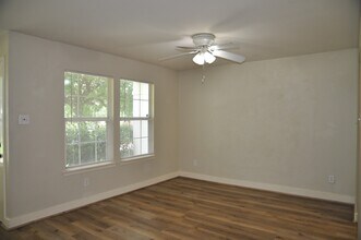 Building Photo - 20734 Settlers Lake Cir N