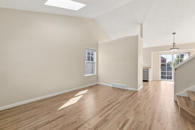 Foto del edificio - 8143 Steadman Dr