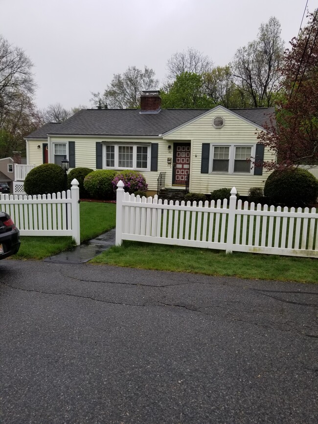 Foto del edificio - 46 Brookway Dr
