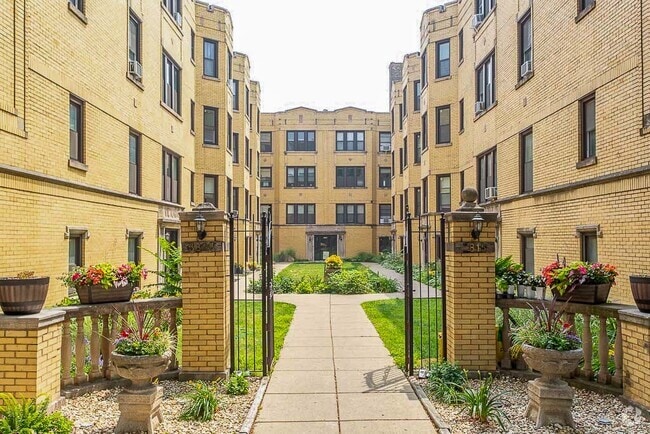 Building Photo - 3819.5 N Greenview Ave