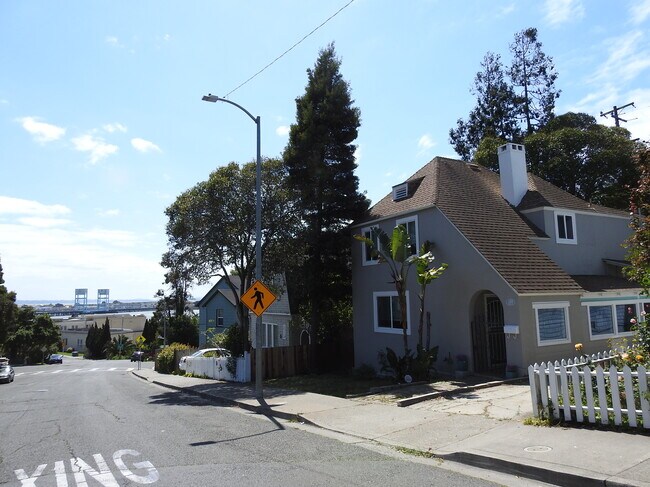 Daniels street is very sweet with bay breezes and a quick hop to Mare Island, Napa or the Marina with ferry boats to San Francisco and beyond. - 117 Daniels Ave