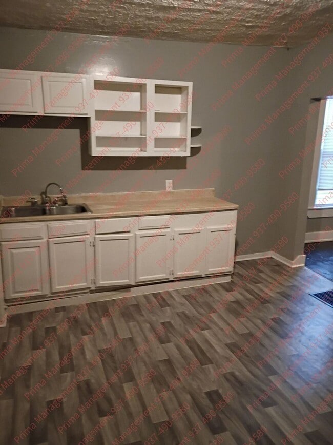 Building Photo - Cozy 3 Bed, 1.5 Bath, Convenient to I-70 a...