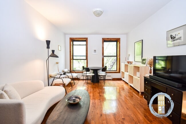 Building Photo - 577 Warren St