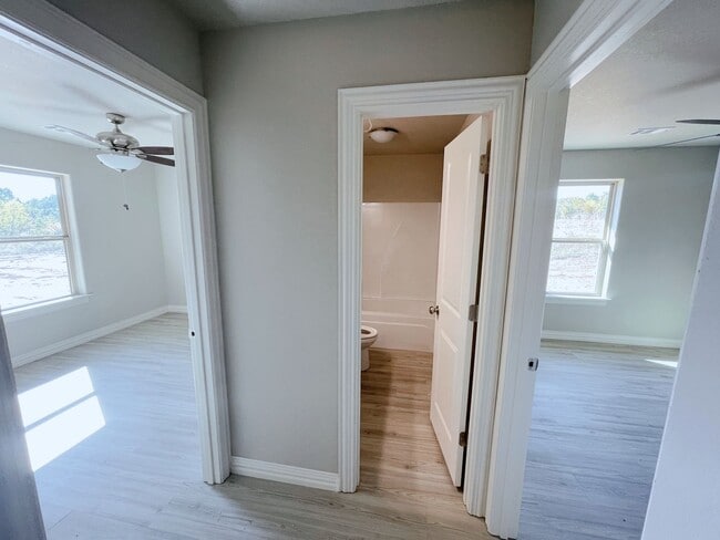 Building Photo - Charming 3 bedroom 2 bathroom duplex in Si...