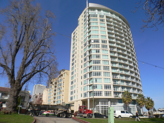 Foto del edificio - 1 Lakeside Dr