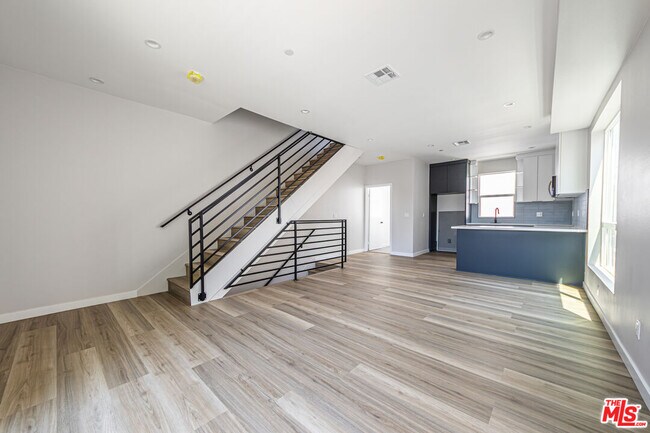 Foto del edificio - 6702 Balboa Blvd