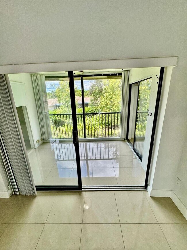 Foto del edificio - 9657 Riverside Dr