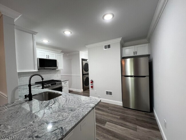 Building Photo - 62 Hart Dr