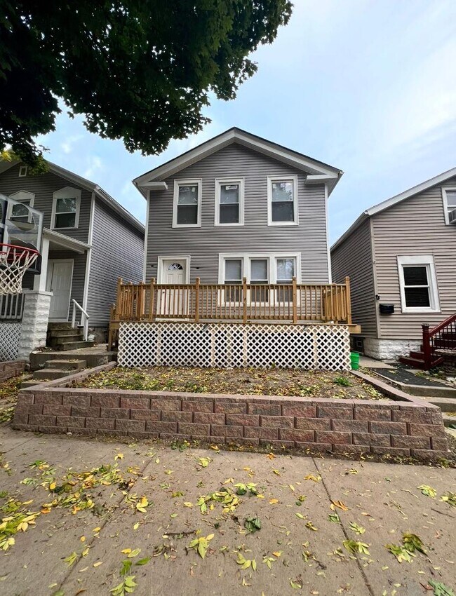 Foto del edificio - 653A W Bruce St - EKO Homes | Fully Renovated 2 bedroom Unit for Rent