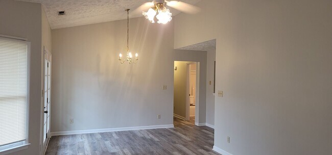 Foto del edificio - Classic 3 Bedroom Ranch w/fully fenced in ...