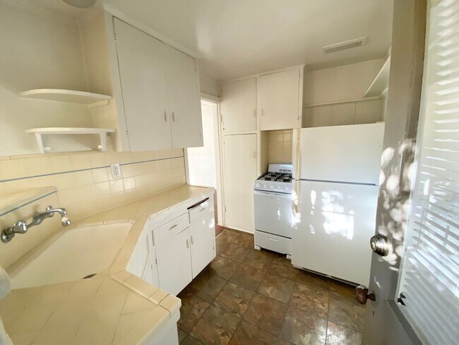 Foto del edificio - Stunning one bedroom one bath located on pch!