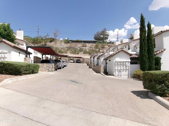 Foto del edificio - 4200 Camelot Heights Dr