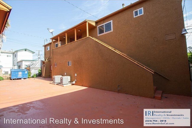 Foto del edificio - 1419 1/2-1455 1/2 W 101st St