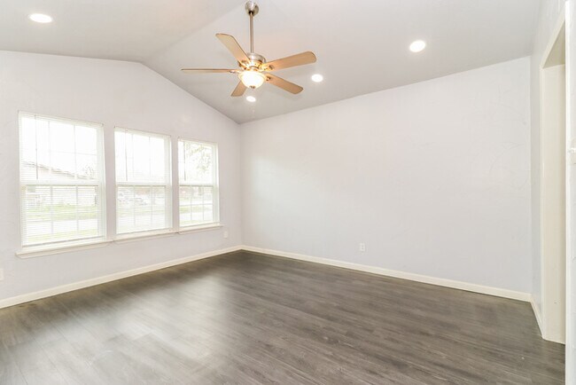 Foto del edificio - 5601 Oak Grove Rd
