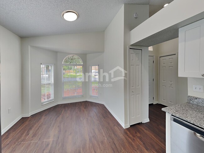 Foto del edificio - 1233 Falconcrest Blvd