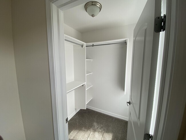 Foto del edificio - 3320 Stoneway Ct