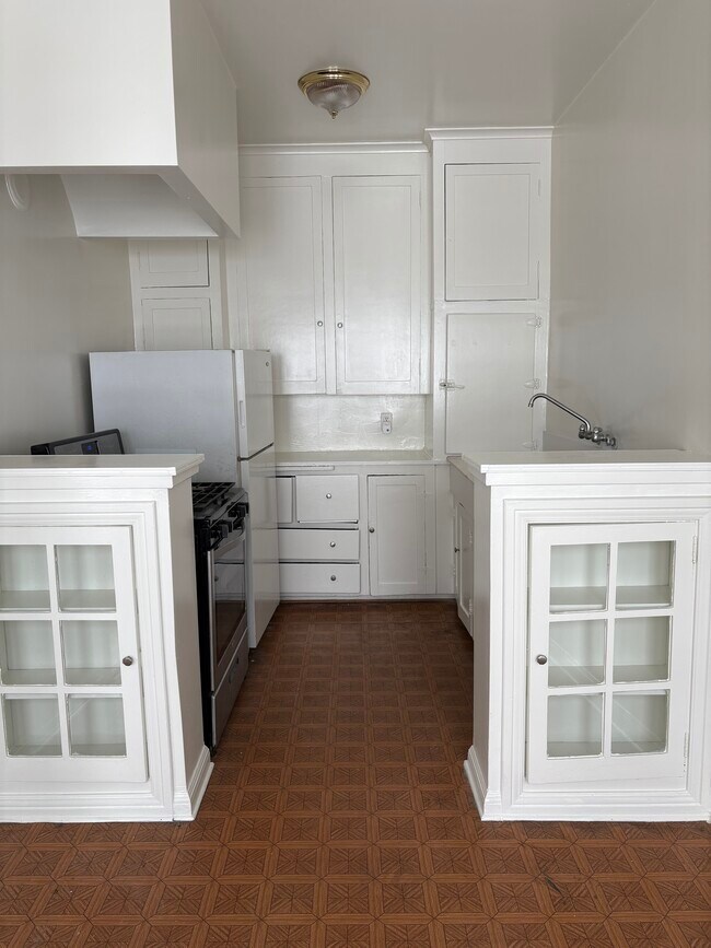 Kitchen - 1327 S Gramercy Pl