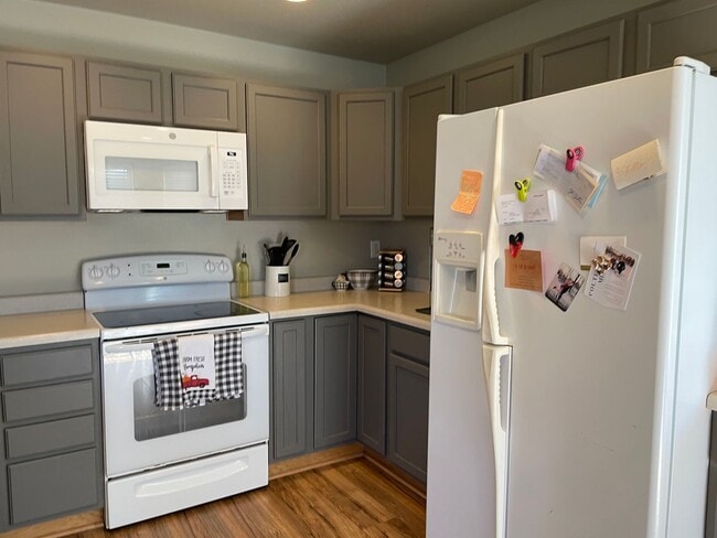 Building Photo - Great 3 bedroom, 2 bath, 2 car garage home...