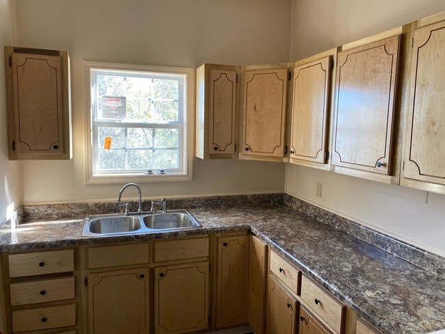 Building Photo - 2 bedroom 1 bathroom cottage style house i...