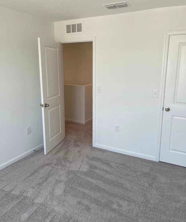 Foto del edificio - 8620 Sportsman Lp