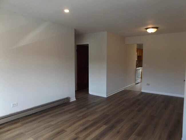 Building Photo - 710 W Huntington Commons Rd