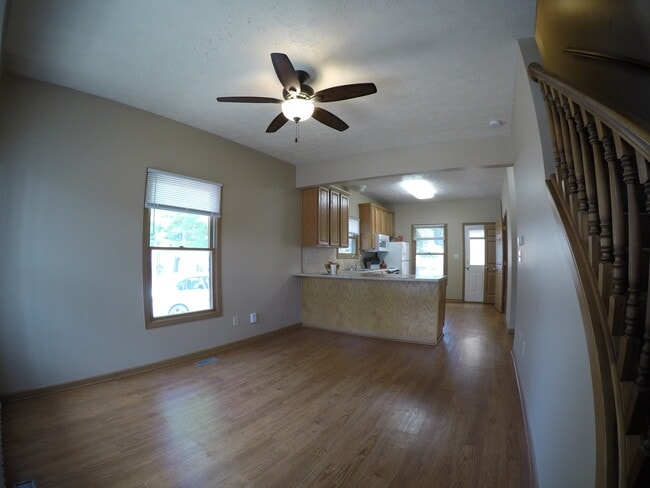 Building Photo - 302 N Chauncey Ave