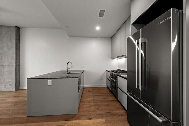 Building Photo - 610 Davis St
