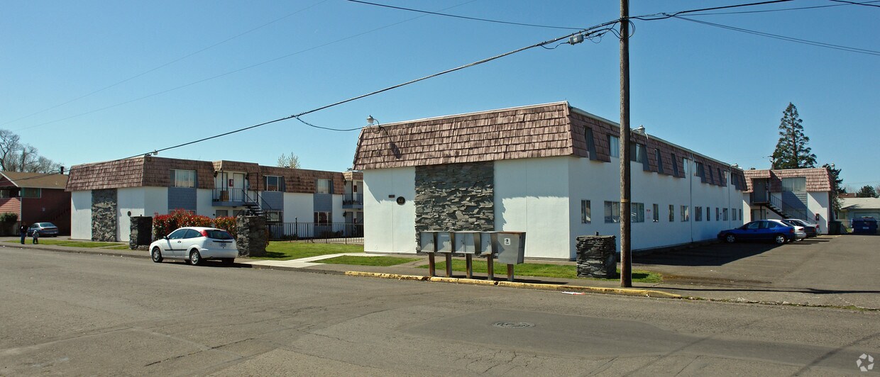 Primary Photo - Heatherstone Apartments