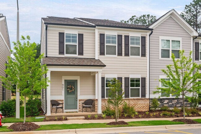 Foto del edificio - Stunning 3BD, 2.5BA End-Unit Fuquay-Varina Townhome with a 2-Car Garage in a Prime Location Near ...
