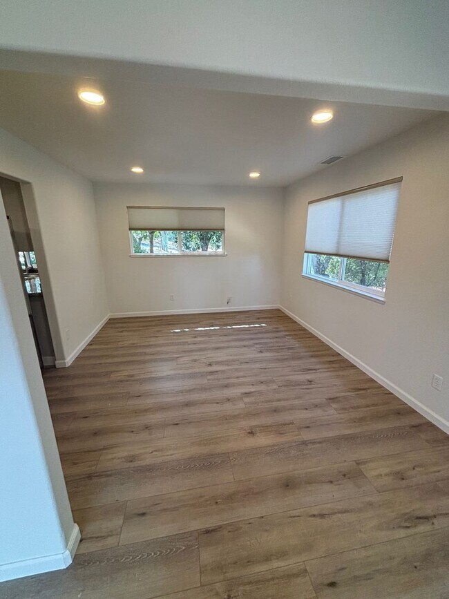 Building Photo - Updated 3 Bedroom 2 Bathroom Single Family...