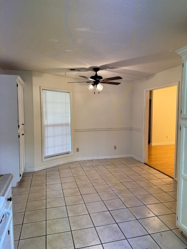 Building Photo - 3 Bed / 2 Bath Available Now!