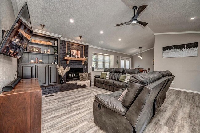 Foto del edificio - 8421 Woodhue Dr
