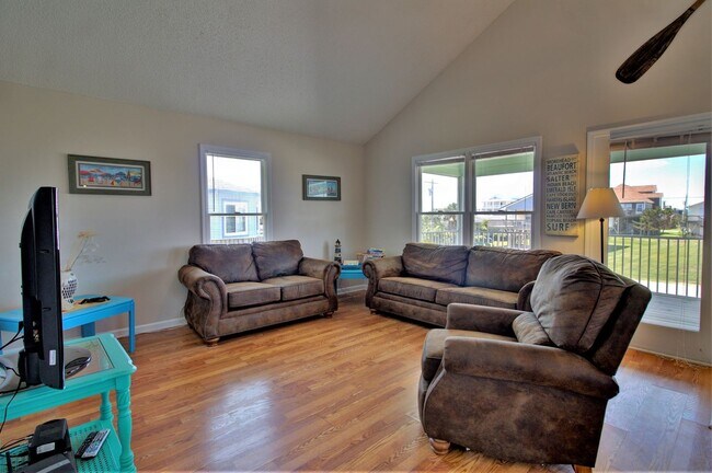 Foto del edificio - Surf City - 3BR 2BA Pet Friendly Cottage O...