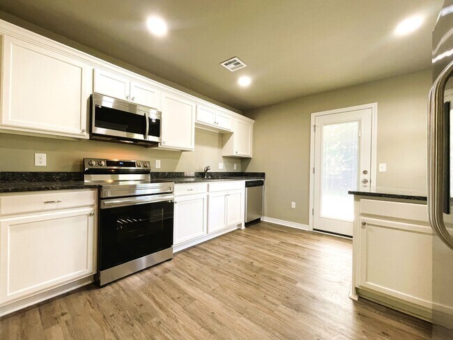 Building Photo - Cozy Home Near Shopping and Highway Access!