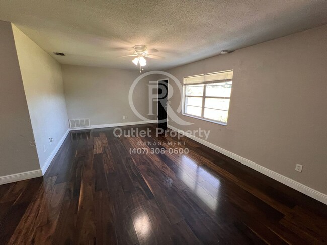 Foto del edificio - Fantastic 3 Beds 2 Baths Home + Fully Fenc...