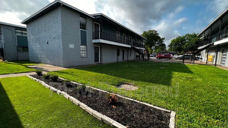 Foto principal - 427 Hollyvale Dr